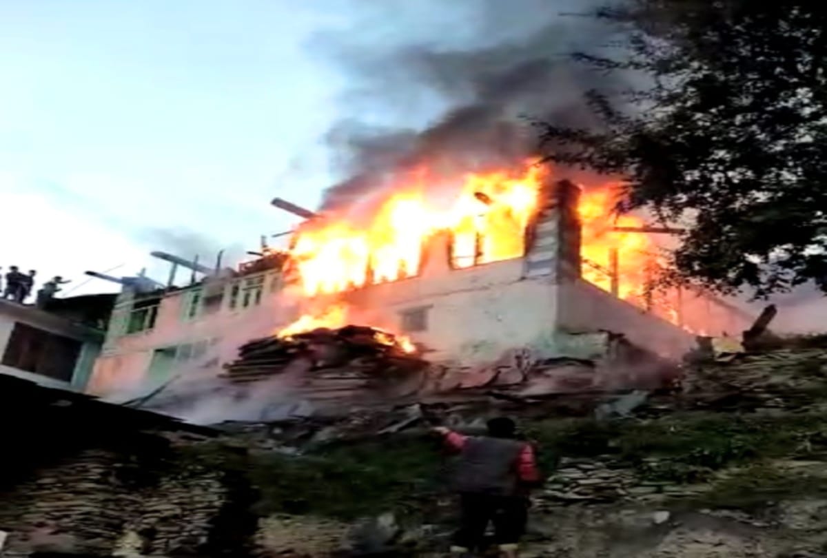 two houses on fire in chamba and bilaspur