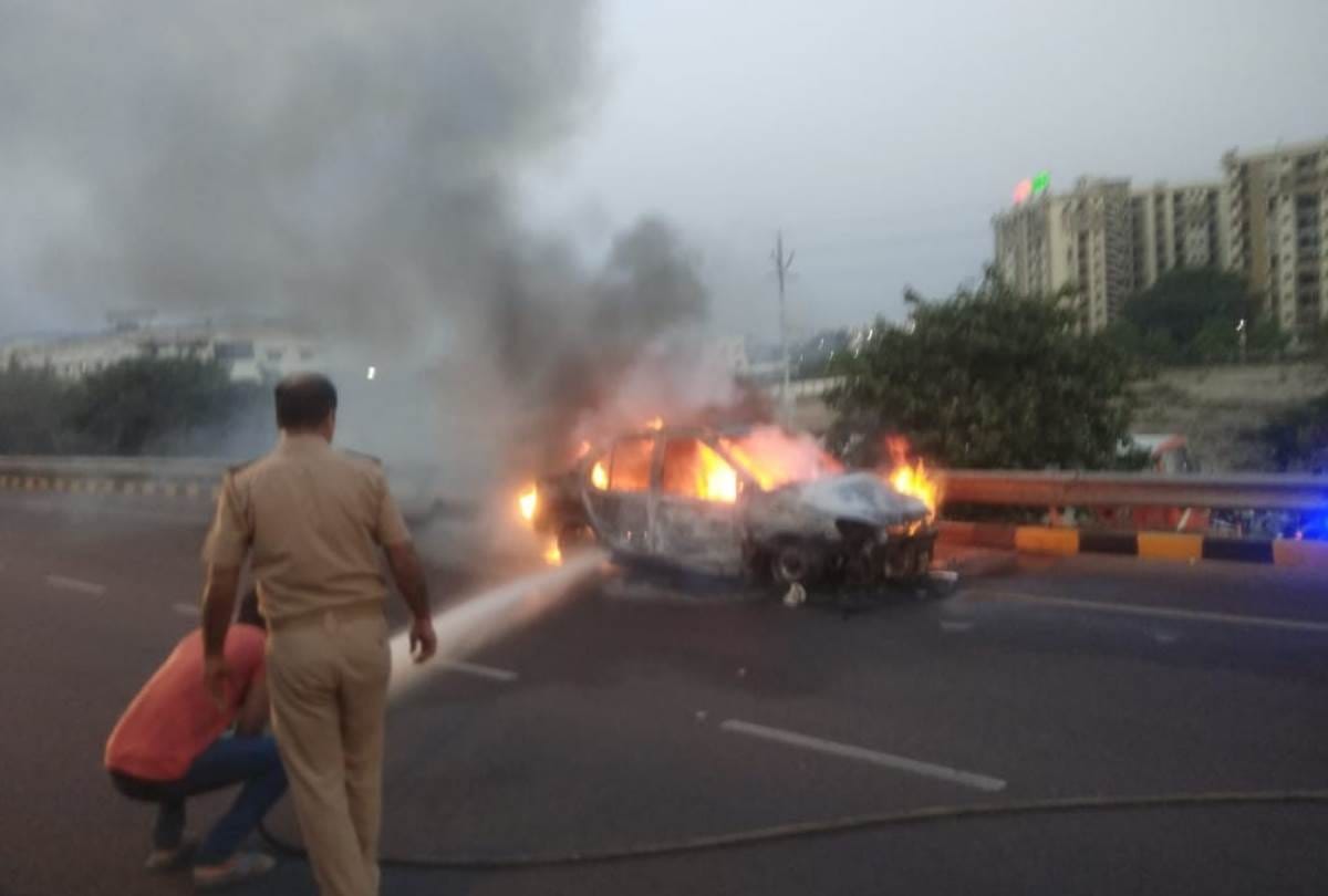 car caught fire on saheed path in lucknow
