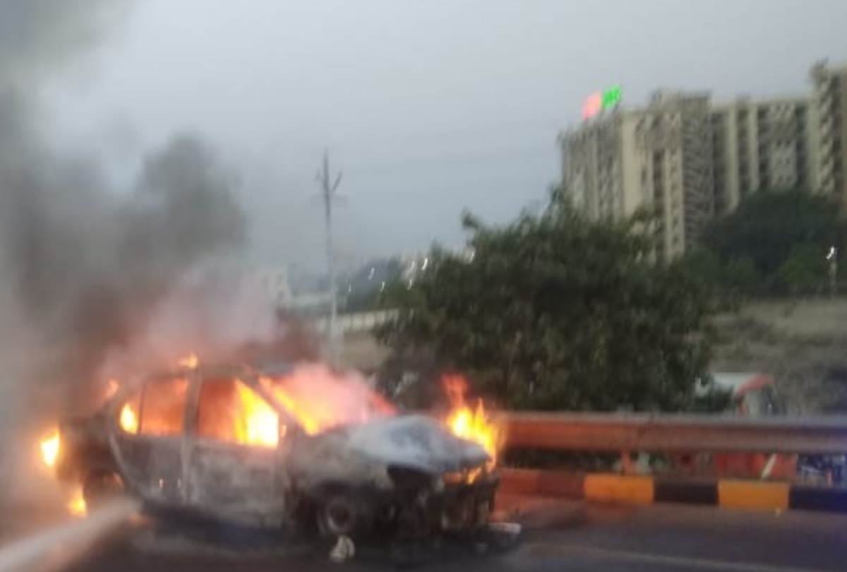 car caught fire on saheed path in lucknow