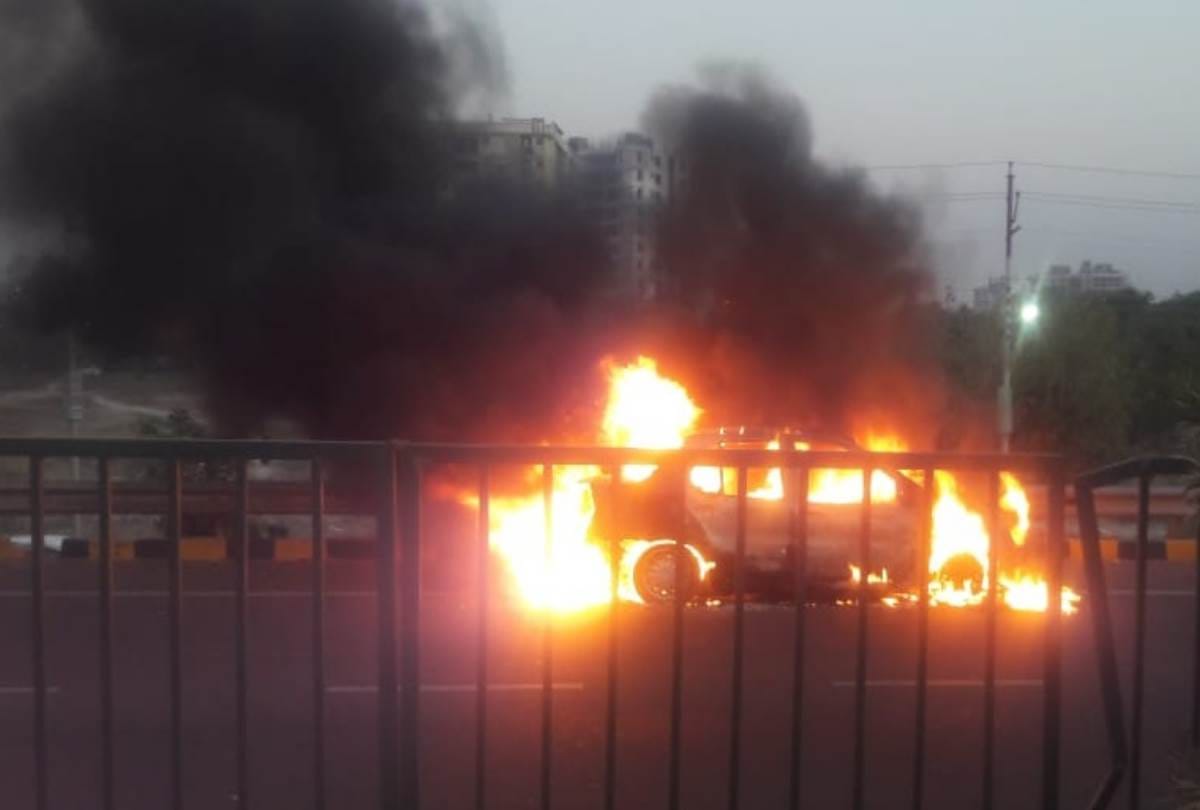 car caught fire on saheed path in lucknow