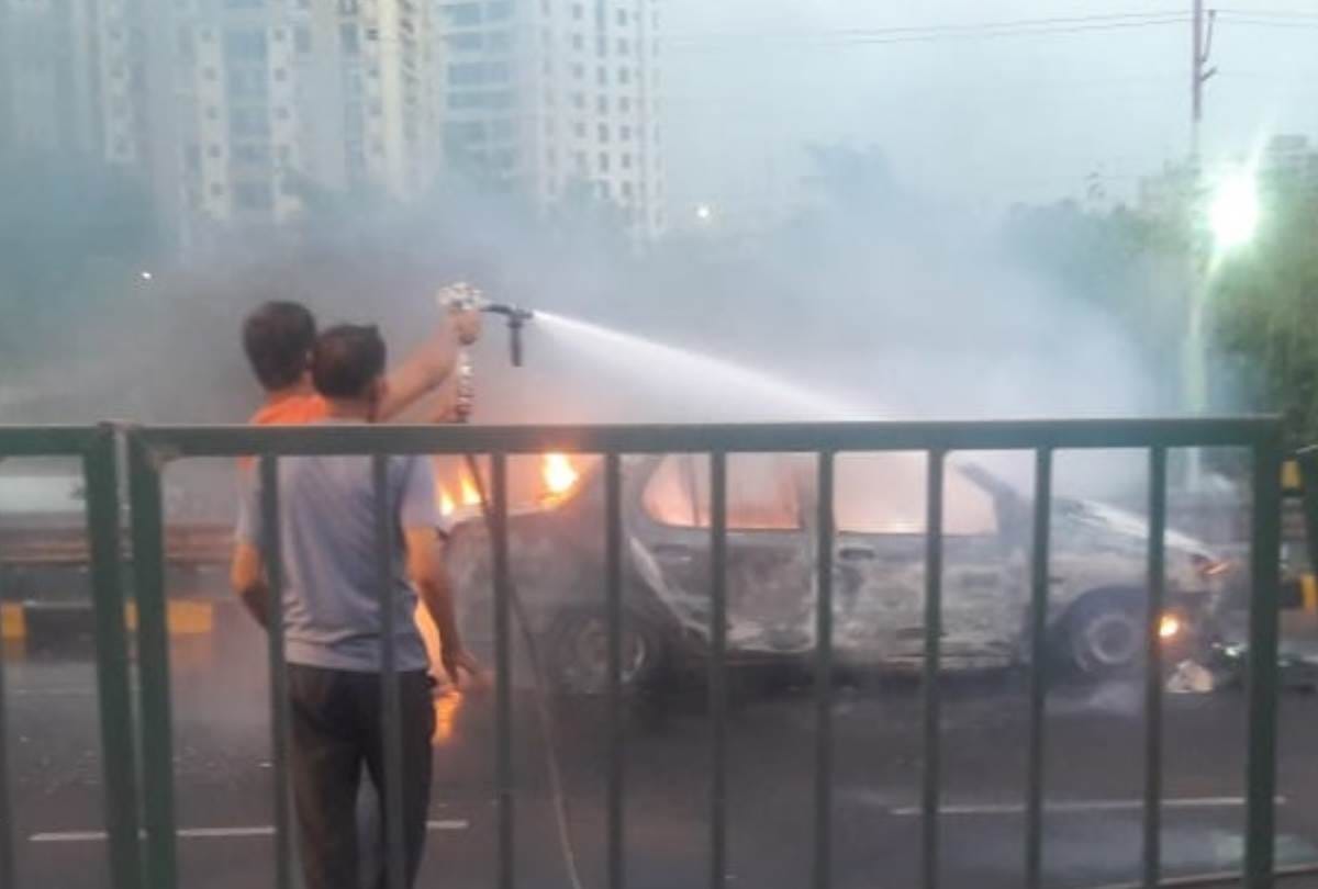 car caught fire on saheed path in lucknow