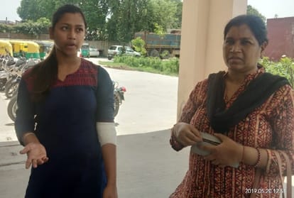 brave girl fight with snatchers but fail to get her mobile back as they fled away no one help her