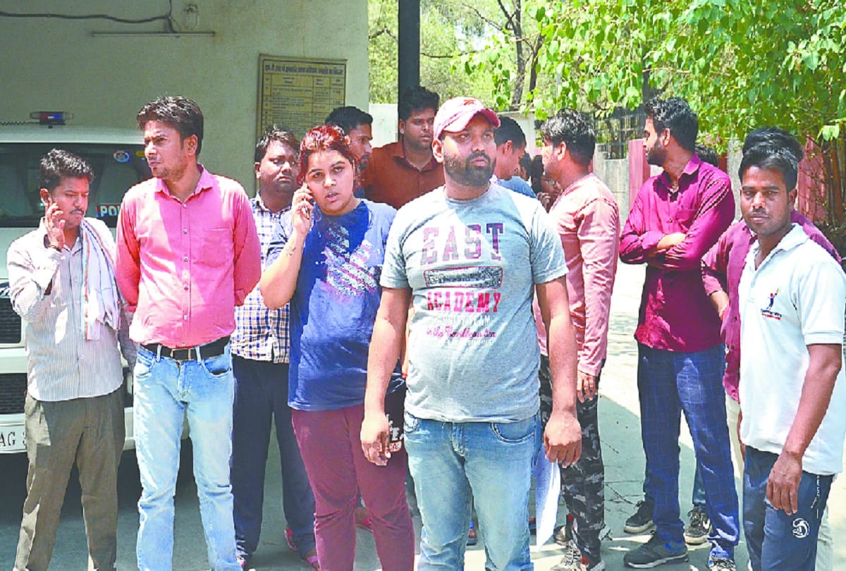 seven crores of cheats from 100 youths by fake ias