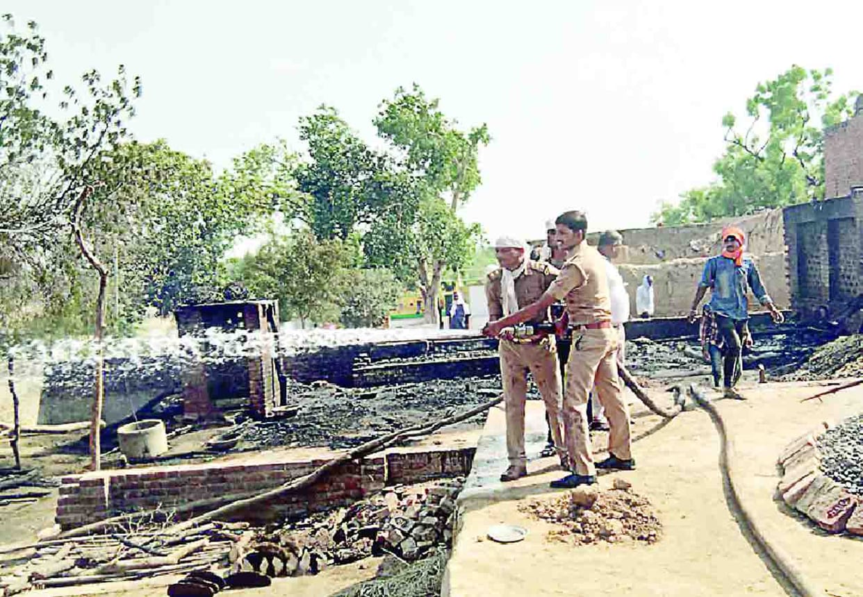 Fire in 25 houses and 13 animal house in Etawah