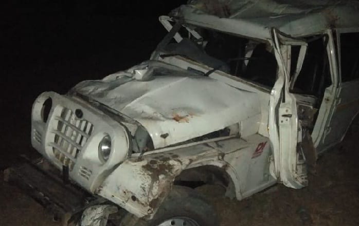 Max ditch in Sirauli village, driver injured