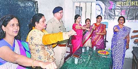 छात्राओं को दी ट्रैफिक नियमों की जानकारी