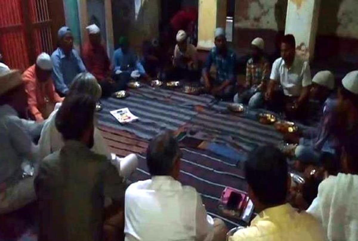 Ayodhya Shri Sita Ram temple hosts roza Iftar Setting an example of communal harmony