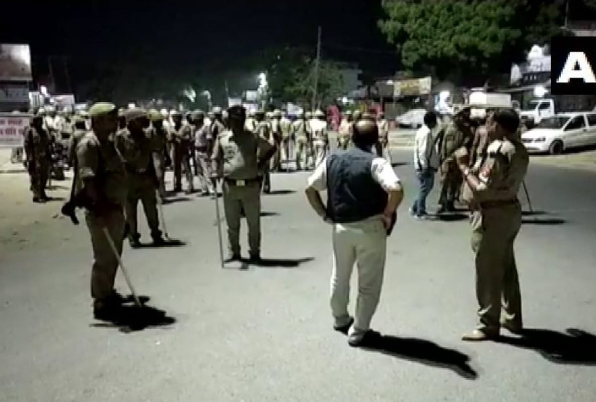 Uttar pradesh Police dispersed crowd gathered outside a strong room in Mau