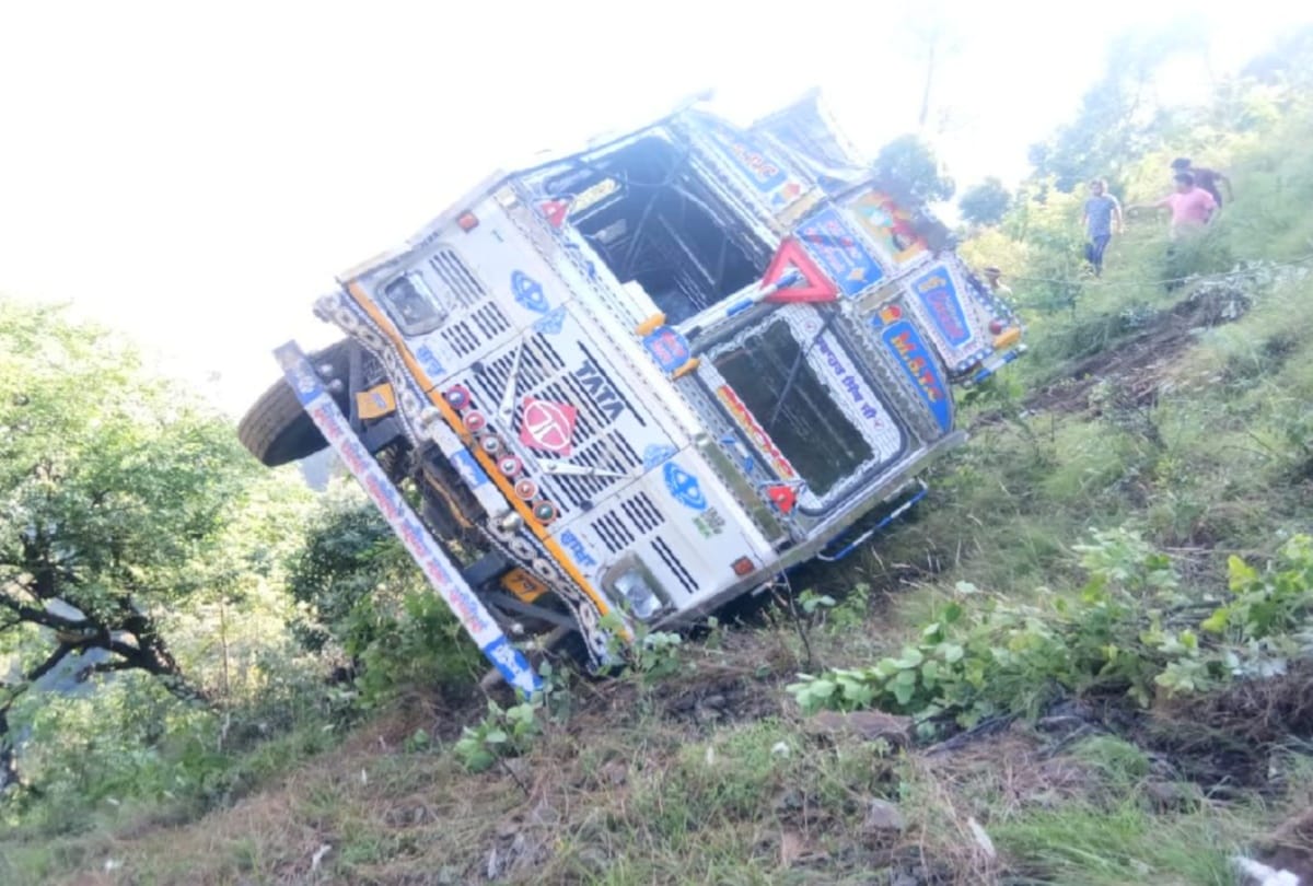Truck Fall into ditch in nainital one youth death