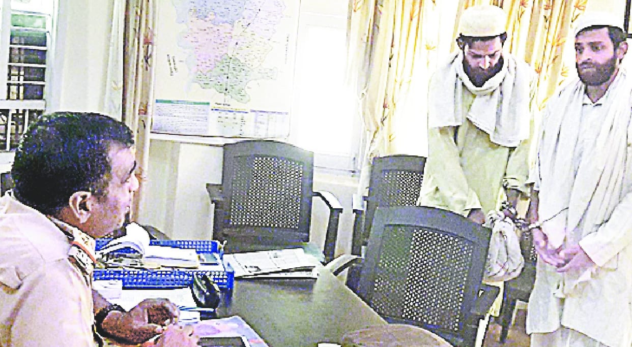 guljaar aur shejaad se raaj ugalvaane ki koshish