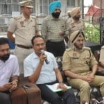 प्रेस कॉन्फ्रेंस करते हुए डीसी