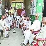 चुनाव परिणाम पर चर्चा करते लोग