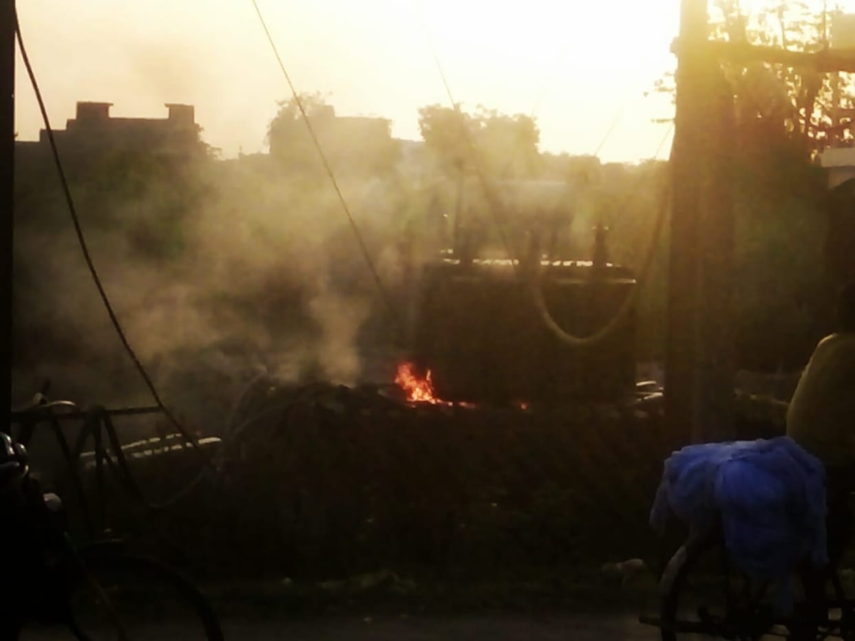 ट्रांसफॉर्मर में लगी आग से मची अफरातफरी 1