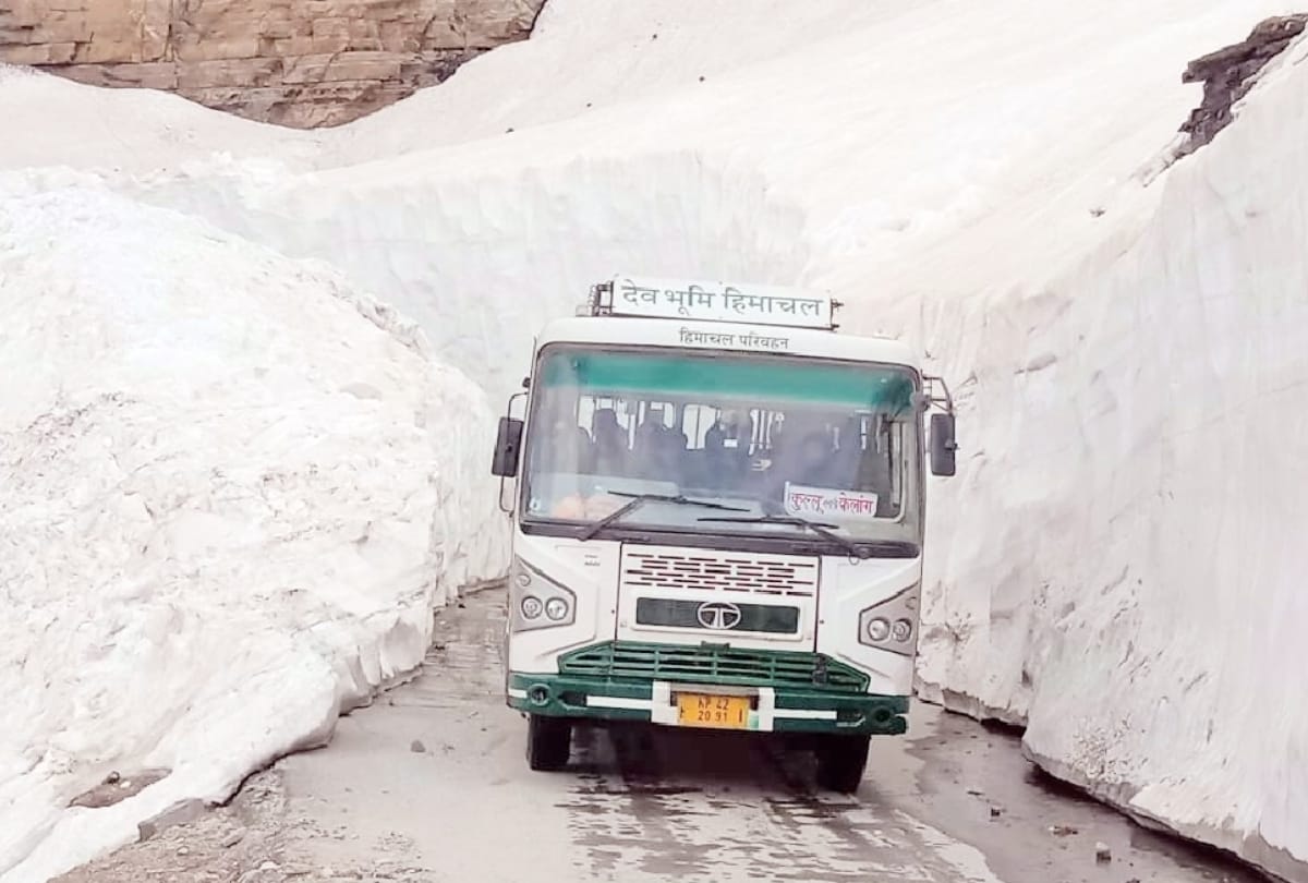 HRTC buses run after 190 days in Rohtang pass himchal