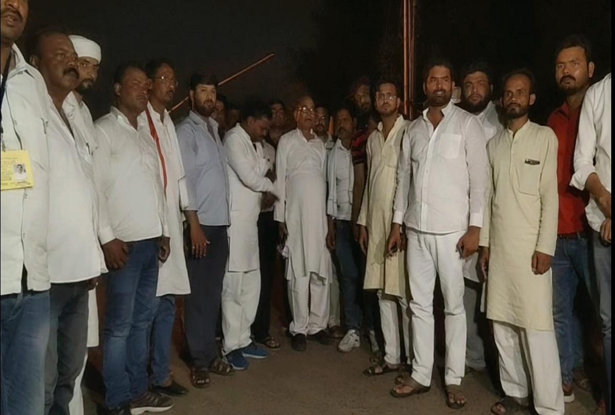 Congress SP BSP leaders protest about security of strong rooms In Prayagraj