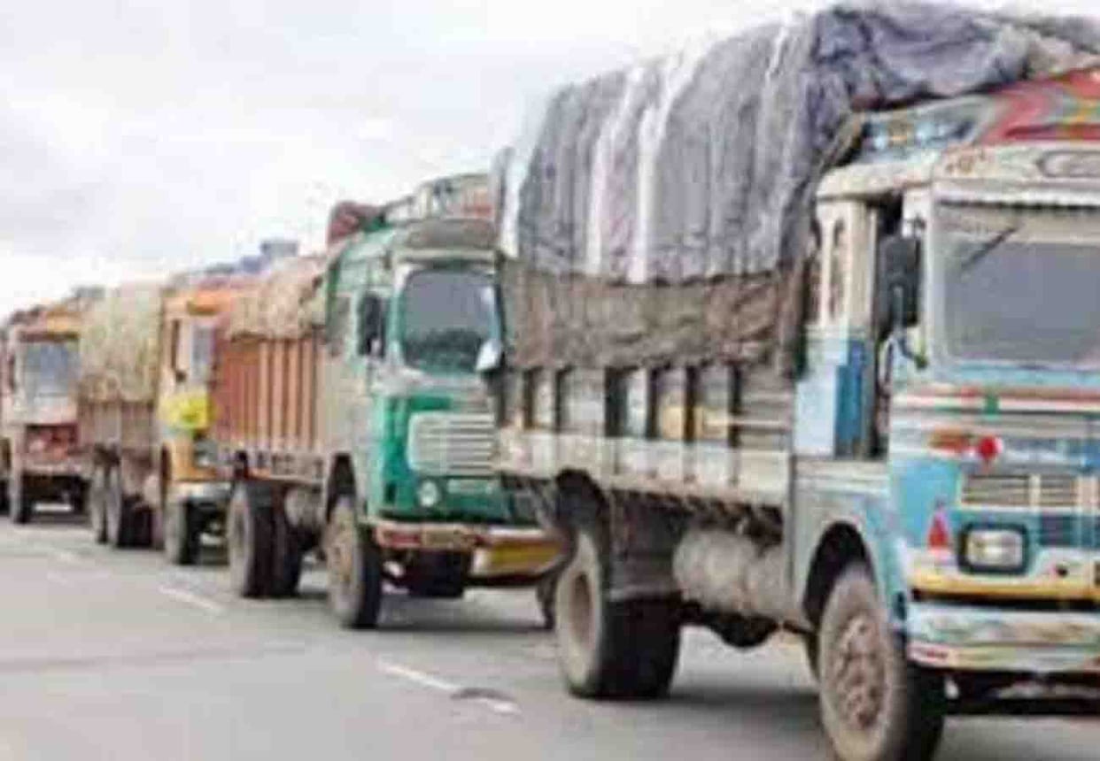 Four trucks full of foreign clothes and electronic items were captured