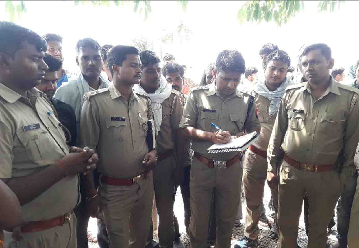 Farmer hangs from tree after worshipping it in kanpur dehat