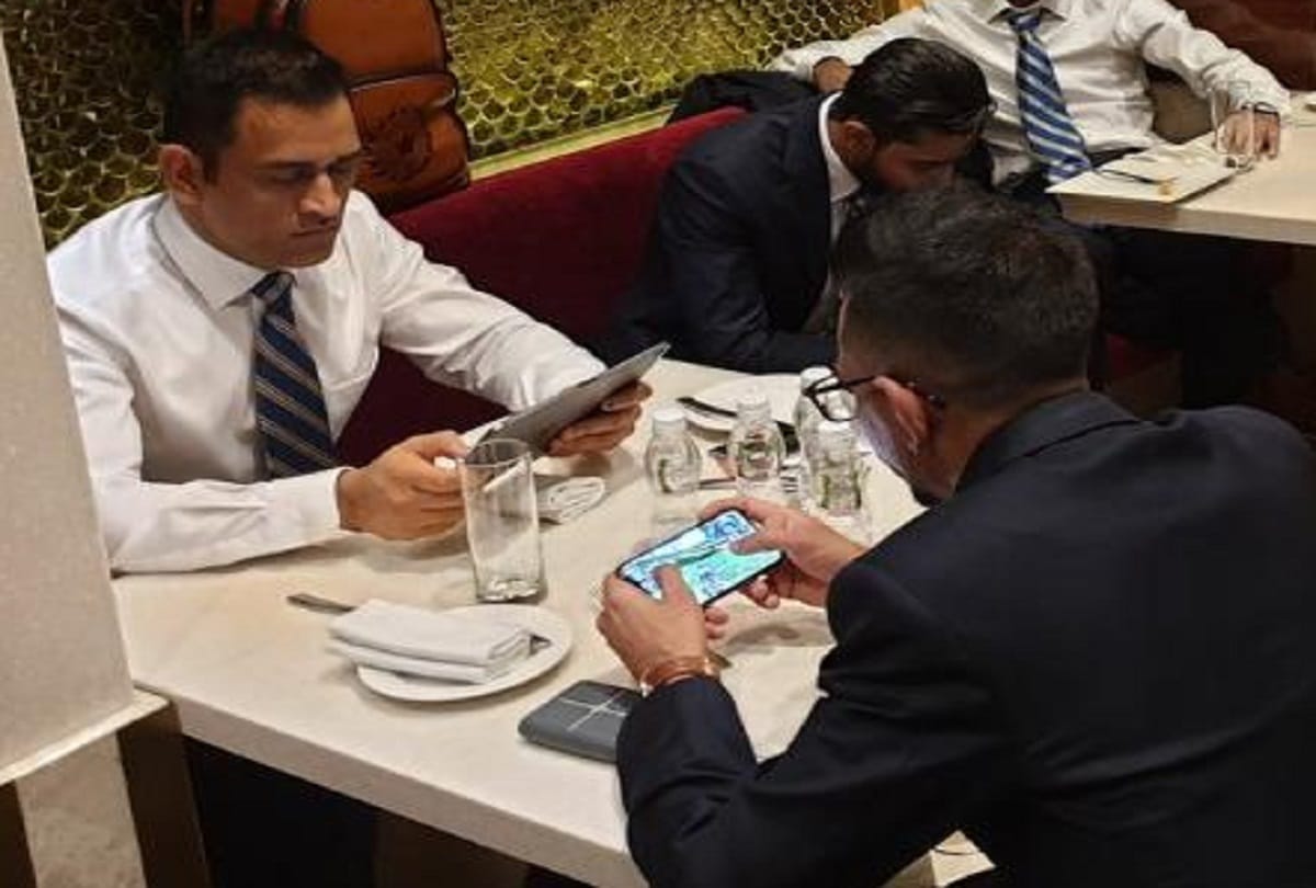 indian cricketers played PUBG at airport while boarding flight for England