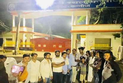 कन्नौज में ईवीएम में गड़बड़ी करने के विरोध में सपाईयों ने काटा हंगामा