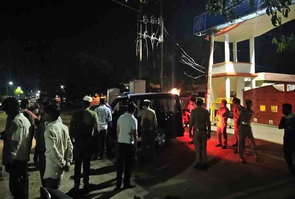 Evm Tampering Allegation By Samajwadi Party Workers