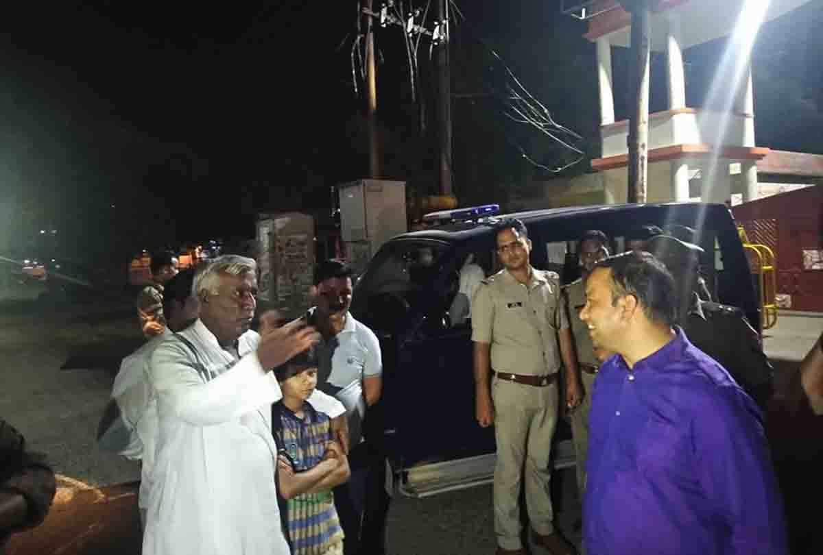 Evm Tampering Allegation By Samajwadi Party Workers