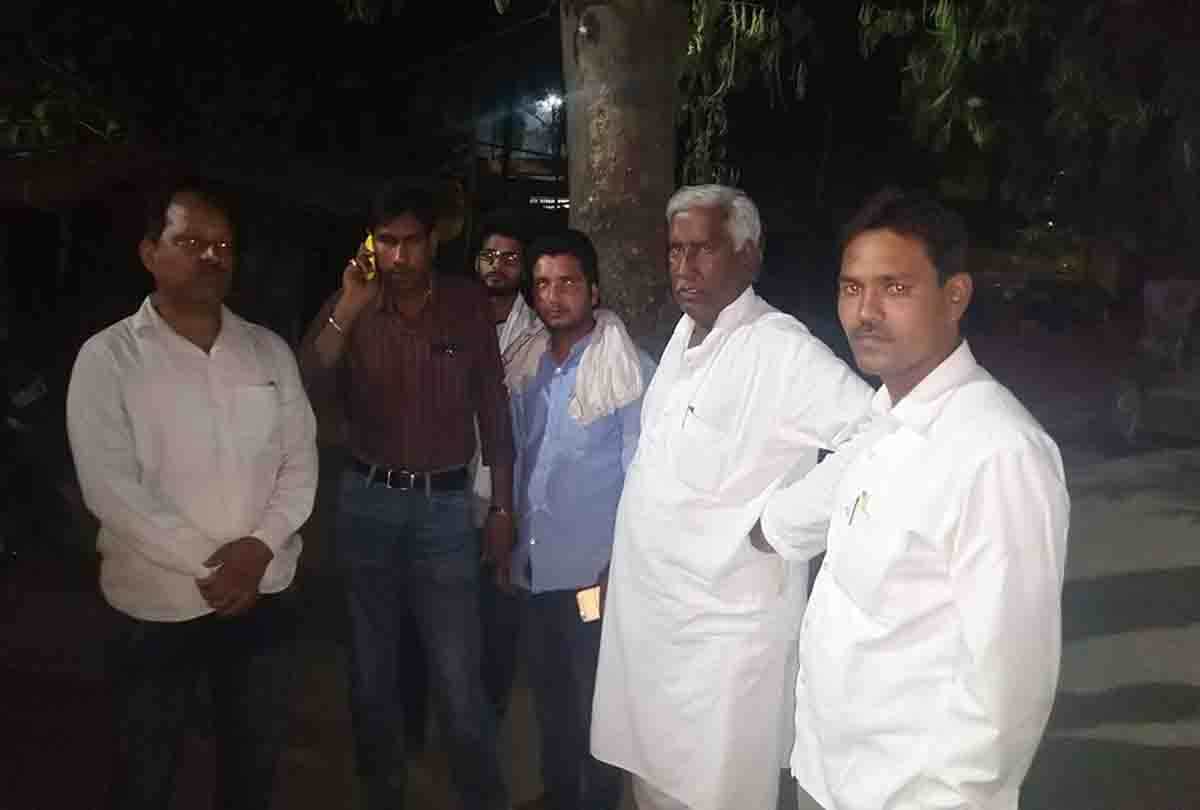 Evm Tampering Allegation By Samajwadi Party Workers