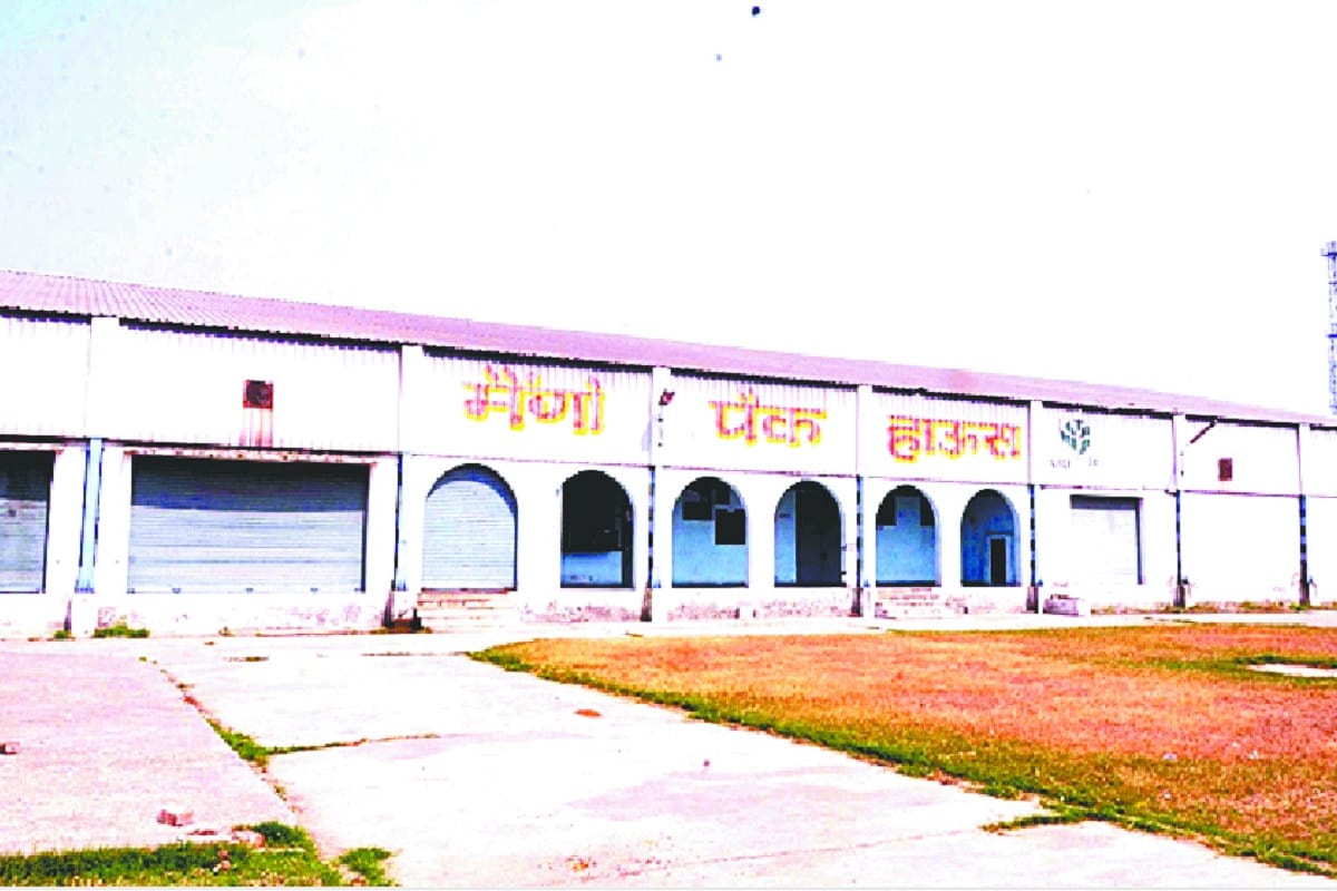 A consignment of mango is sent to Sweden from Saharanpur