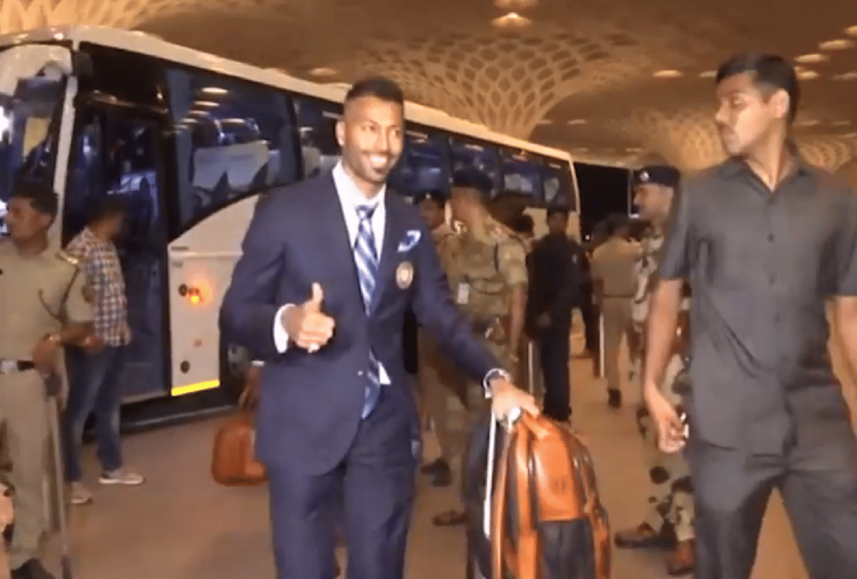 indian cricketers played PUBG at airport while boarding flight for England