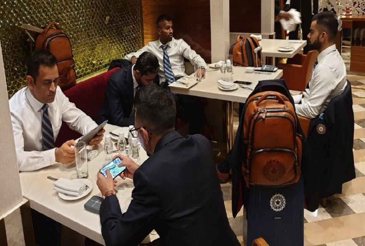 indian cricketers played PUBG at airport while boarding flight for England