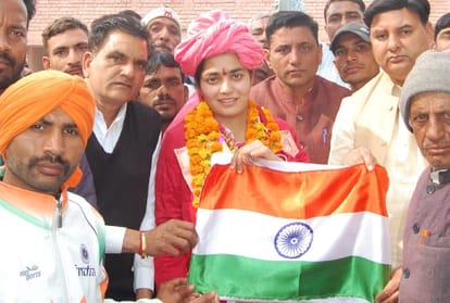 Mountaineer Manisha hoisted the indian flag on Mount everest