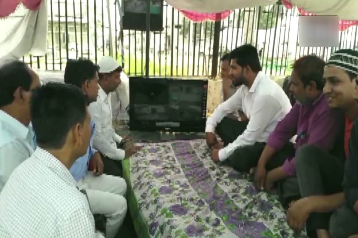 Lok Sabha Election Result 2019 News: party supporters keeping eye on Evm  with telescope