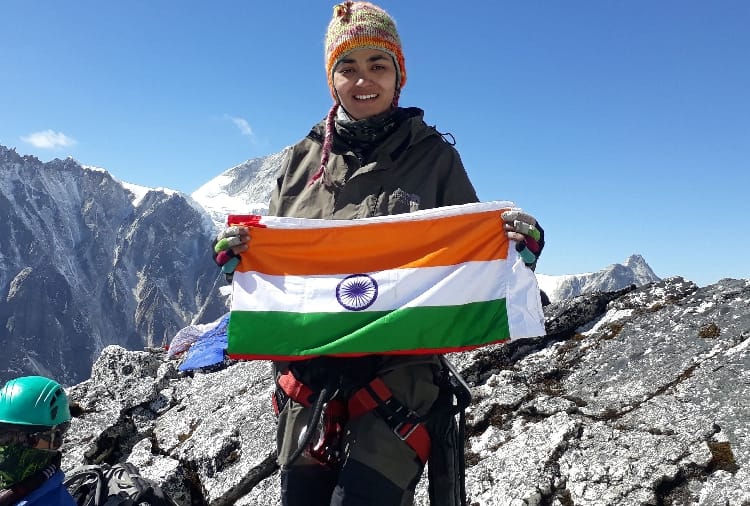 Mountaineer Manisha hoisted the indian flag on Mount everest