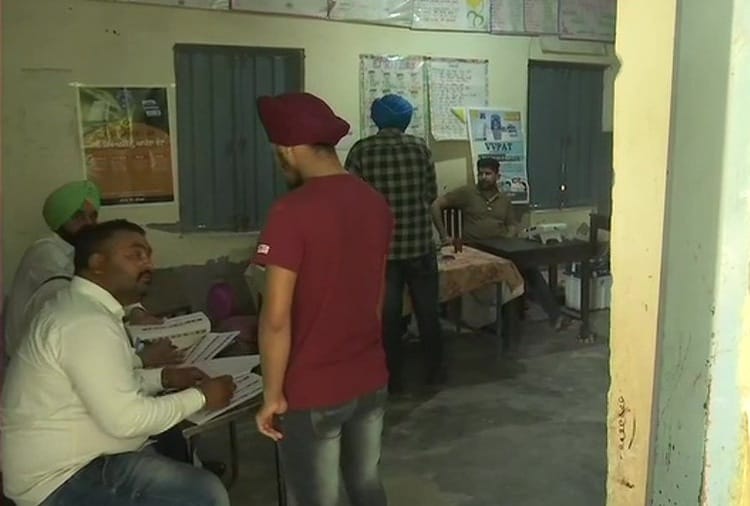 Re-polling for Lok Sabha Elections 2019 underway at booth No 123 in Amritsar of punjab