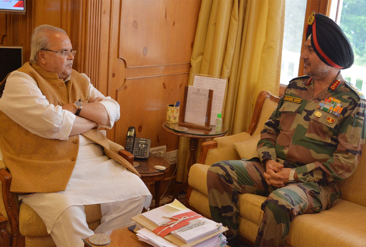 GOC Lt. Gen. Ranbir Singh met Governor in Srinagar briefed the overall security situation in kashmir