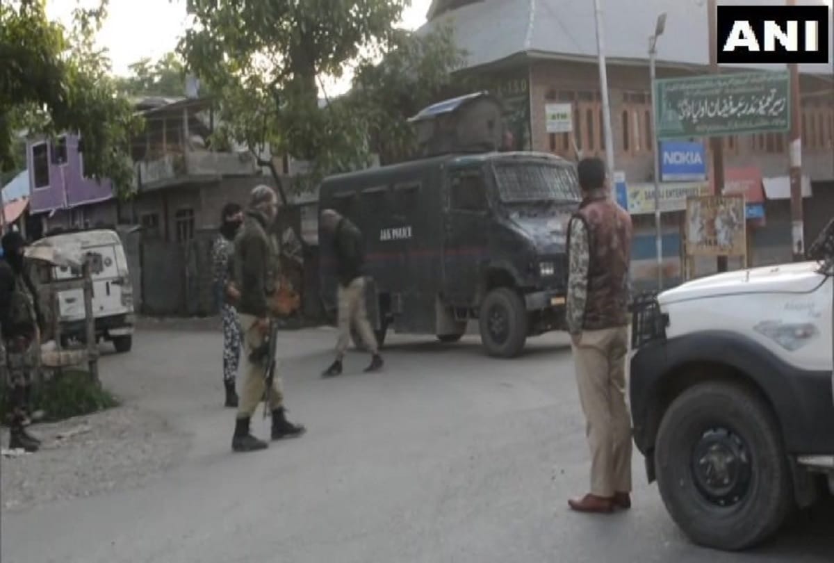 Encounter between militants and forces at Gopalpora village in Kulgam, jammu and kashmir