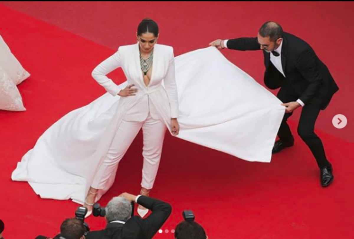 sonam kapoor finally enter at cannes red carpet but this yellow dress was awsome