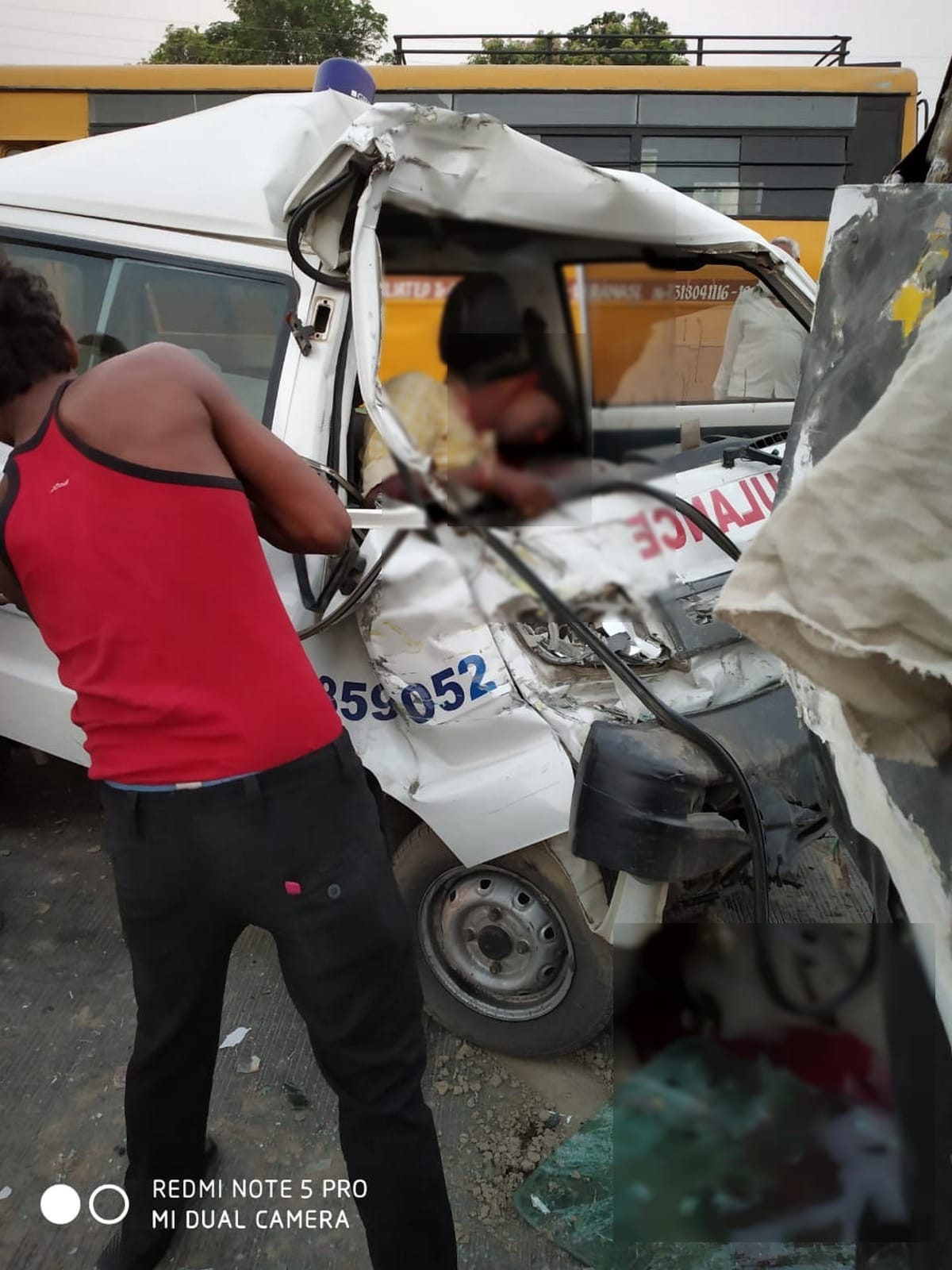 ambulance driver died in accident bus accident varanasi jaunpur road