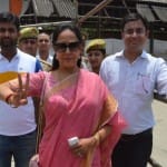 जीत के बाद खुशी जाहिर करतीं हेमा मालिनी, साथ में समर्थक