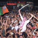 जश्न मनाते संजीव बालियान