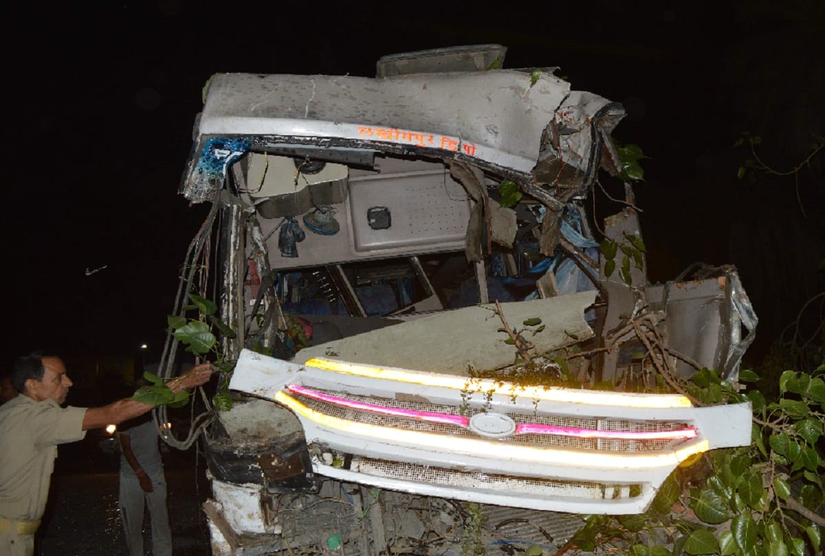 Accident with Roadways bus and tractor trolley on Highway, 22 passengers injured in Amroha