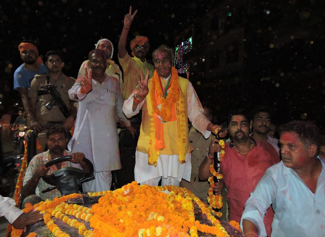जीत के जश्न में उड़ाए अबीर-गुलाल