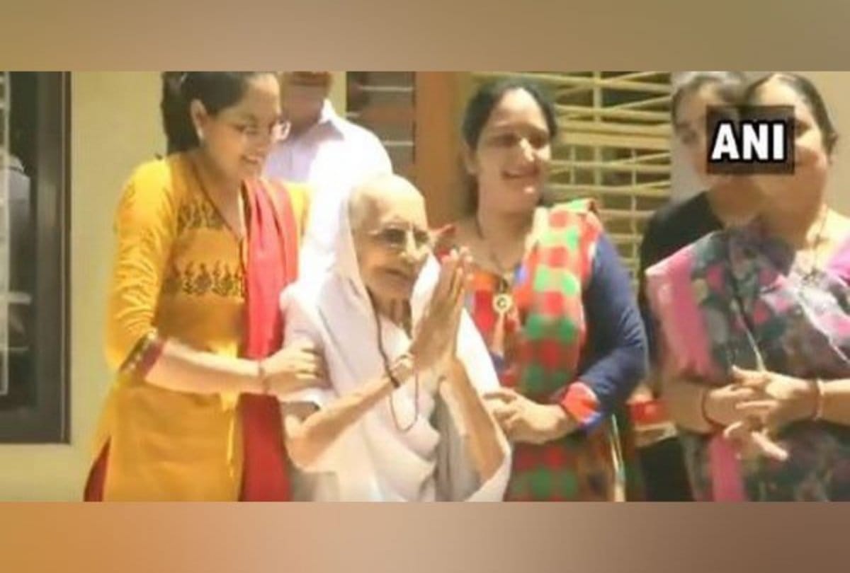 Lok Sabha Chunav 2019 Results: PM Modis mother greets media persons outside residence