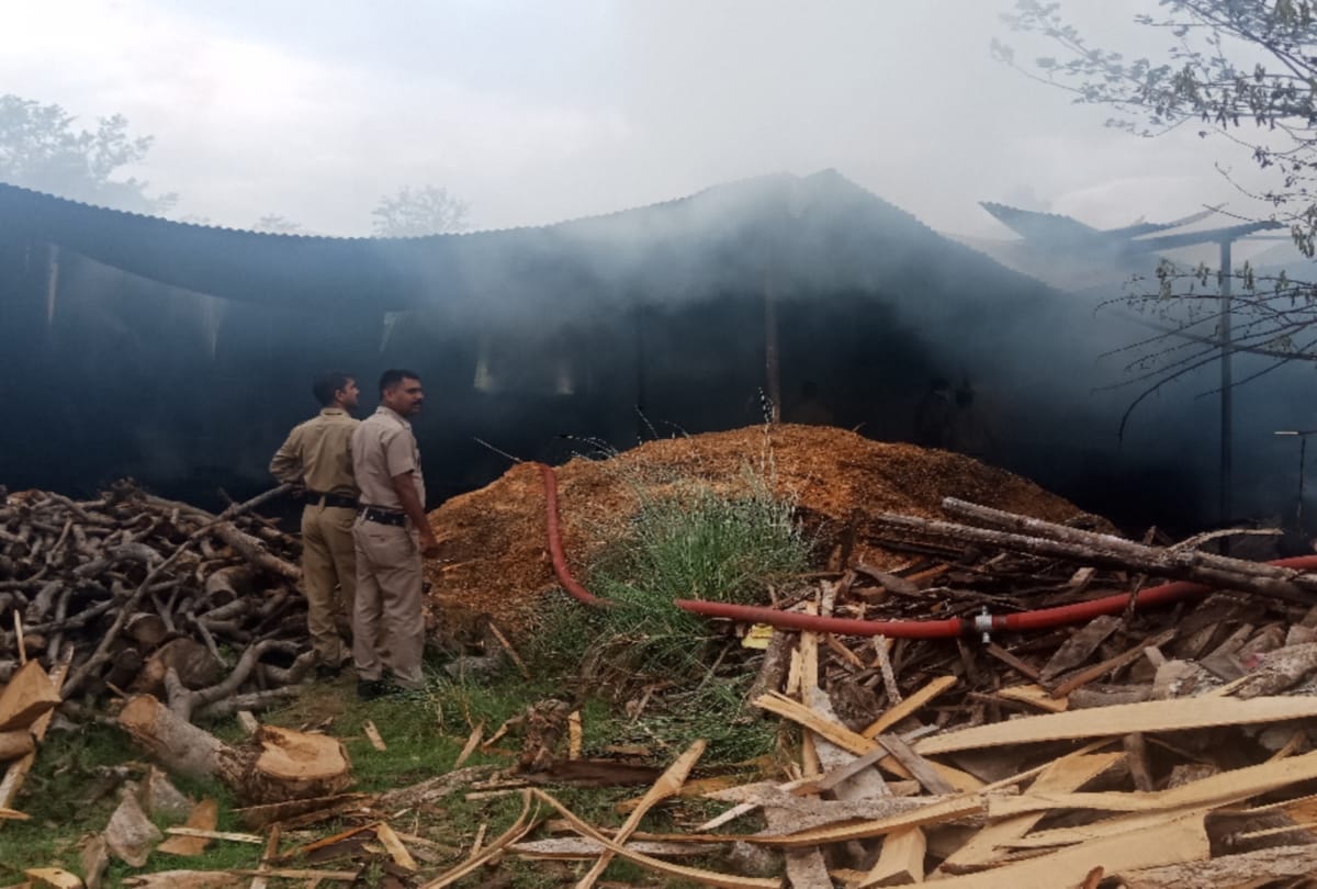 The wood industry ruduced to ashes in the fierce fire at una himachal