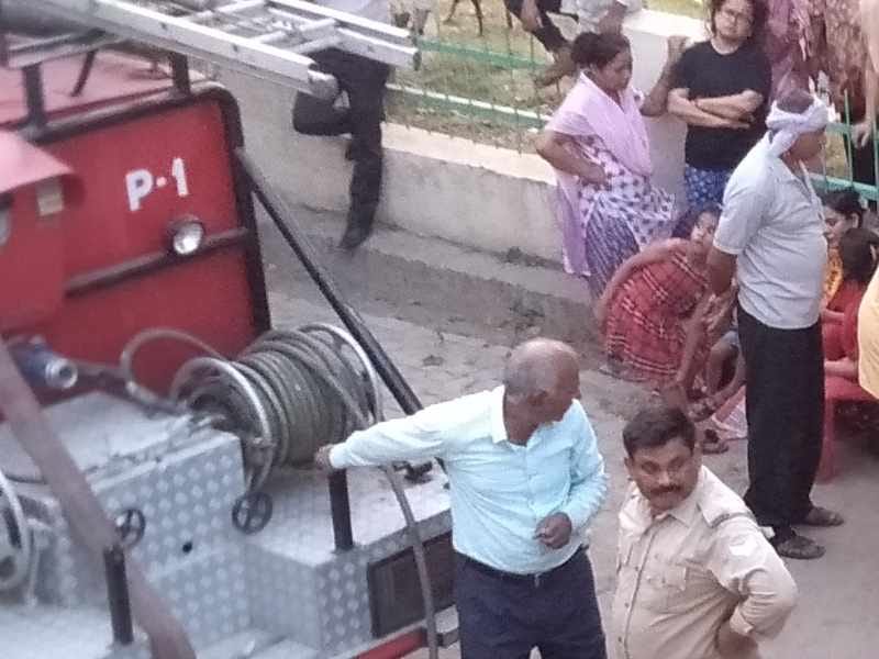 fire in room, contractor burnt alive in lucknow