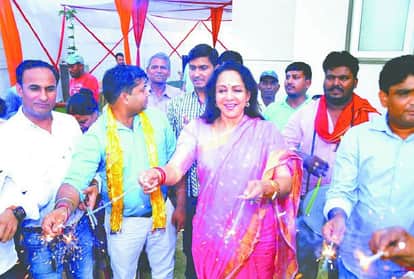 समर्थकों के साथ जीत का जश्न मनातीं हेमा मालिनी