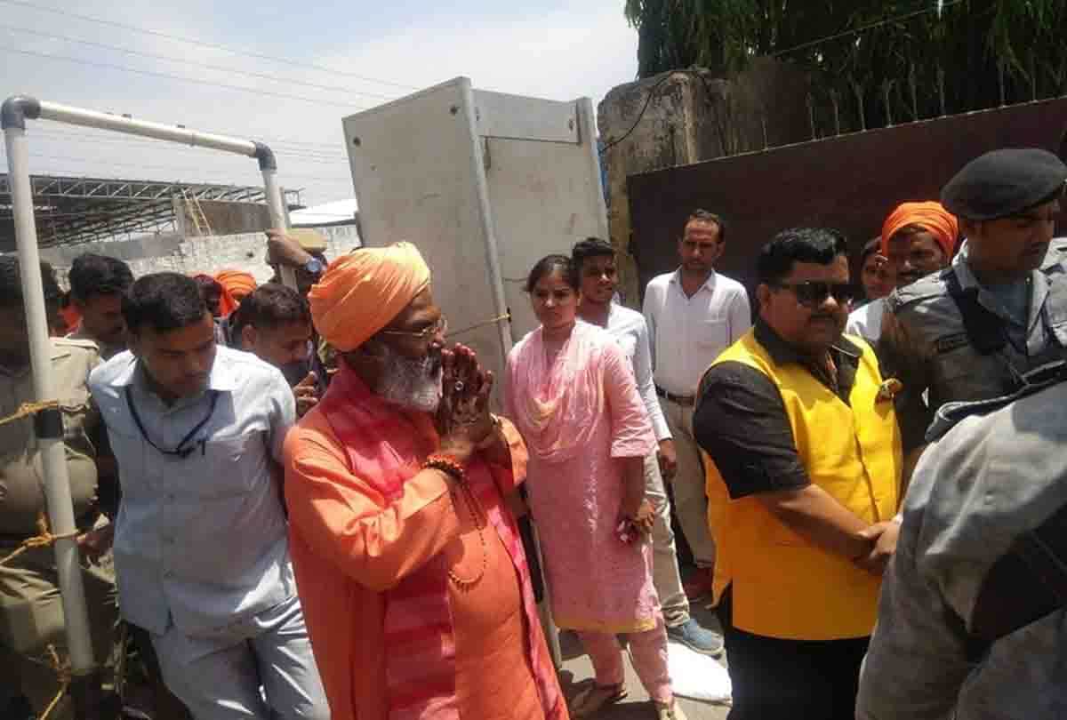lok sabha election 2019 results live sakshi maharaj reached vote counting place