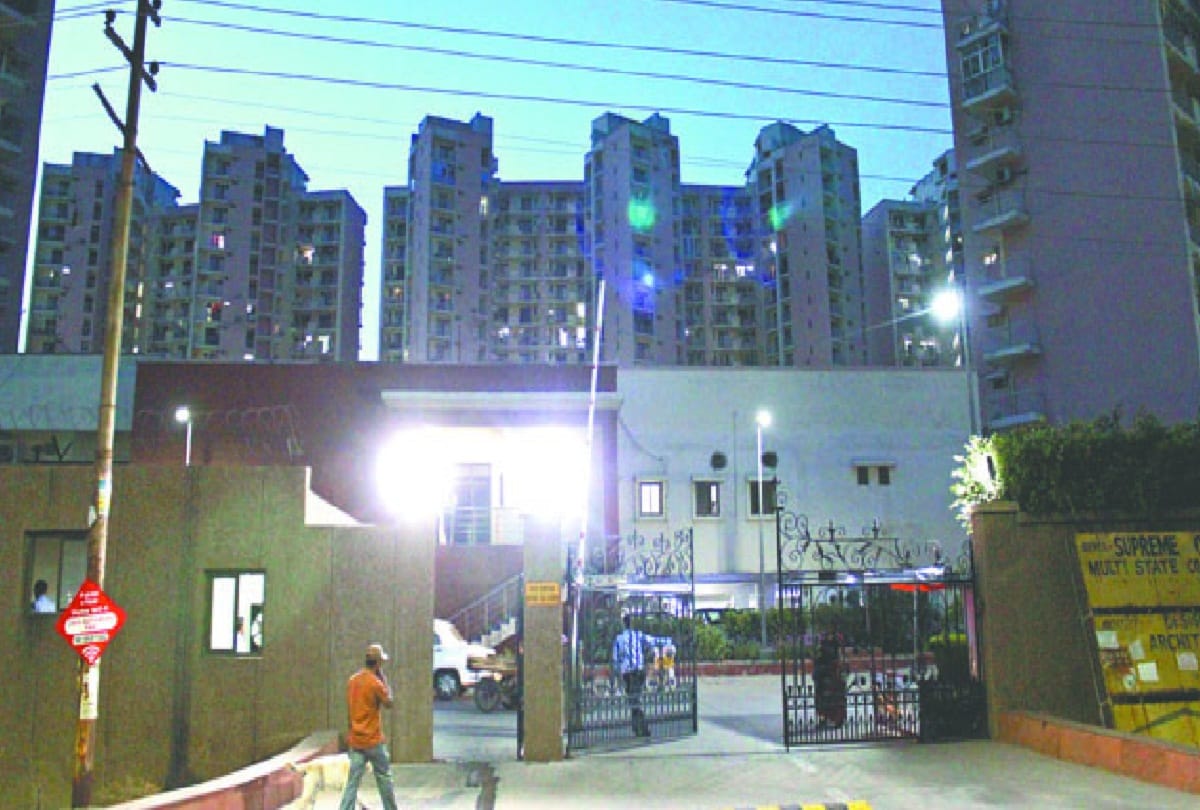 Wife Dead body found in bedroom, husband body hanging in Noida