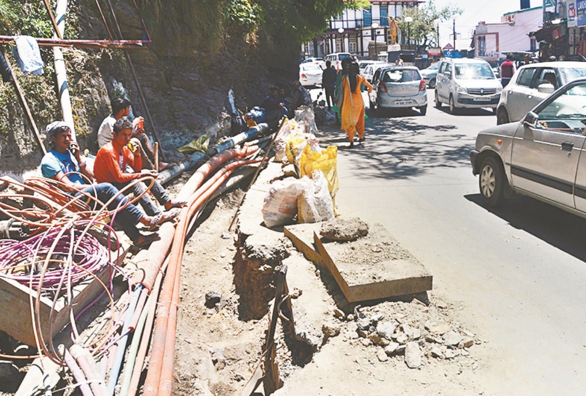 सड़क किनारे गड्ढा खोदा, सड़क वन वे लग रहा जाम