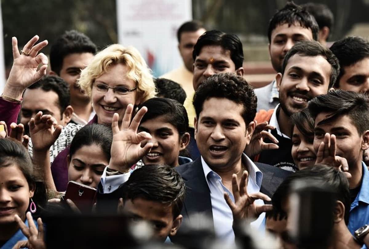 MS Dhoni should bat at number five says in world cup says Sachin Tendulkar