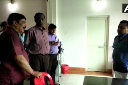 सुदीप रॉय बर्मन ने सरकारी अस्पताल में डॉक्टर को रंगे हाथ गर्भपात करते हुए पकड़ा